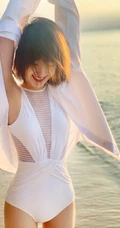 毛晓彤白色泳装海边游玩嬉闹气质写真图片