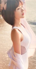 毛晓彤白色泳装海边游玩嬉闹气质写真图片