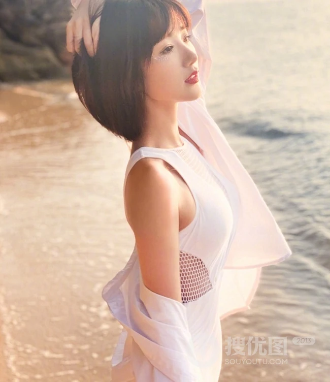 毛晓彤白色泳装海边游玩嬉闹气质写真图片