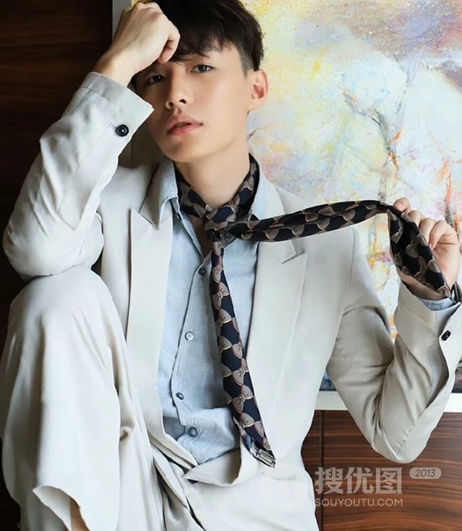 代旭白色西装领带居家写真图片