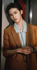 朱正廷笔挺黄色西装写真图片，卷发发型帅气十足