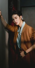朱正廷笔挺黄色西装写真图片，卷发发型帅气十足