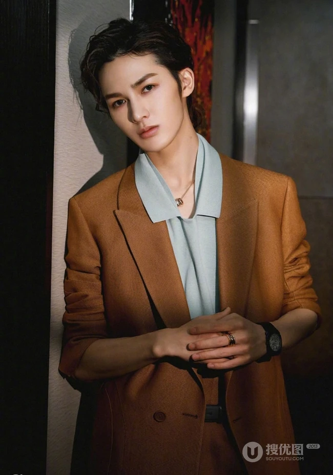 朱正廷笔挺黄色西装写真图片，卷发发型帅气十足