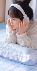 酷似陈瑶的可爱元气少女毛衣搭牛仔裤室内高清写真图片