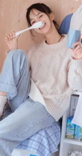 酷似陈瑶的可爱元气少女毛衣搭牛仔裤室内高清写真图片