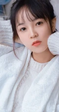 酷似陈瑶的可爱元气少女毛衣搭牛仔裤室内高清写真图片