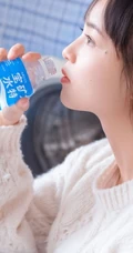 酷似陈瑶的可爱元气少女毛衣搭牛仔裤室内高清写真图片