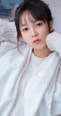 酷似陈瑶的可爱元气少女毛衣搭牛仔裤室内高清写真图片