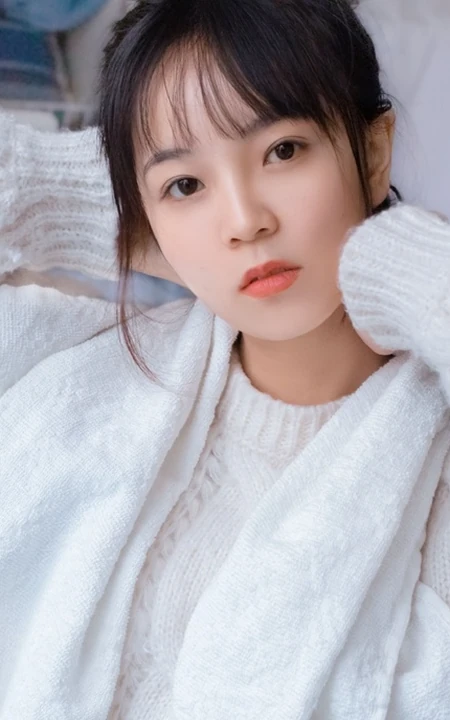酷似陈瑶的可爱元气少女毛衣搭牛仔裤室内高清写真图片