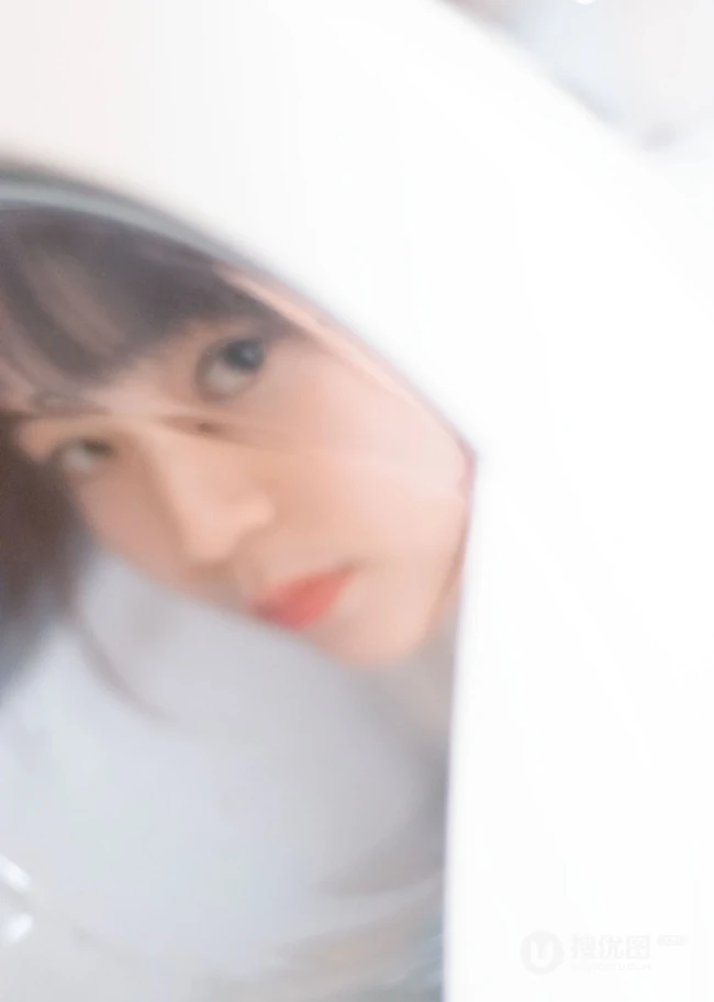 酷似陈瑶的可爱元气少女毛衣搭牛仔裤室内高清写真图片