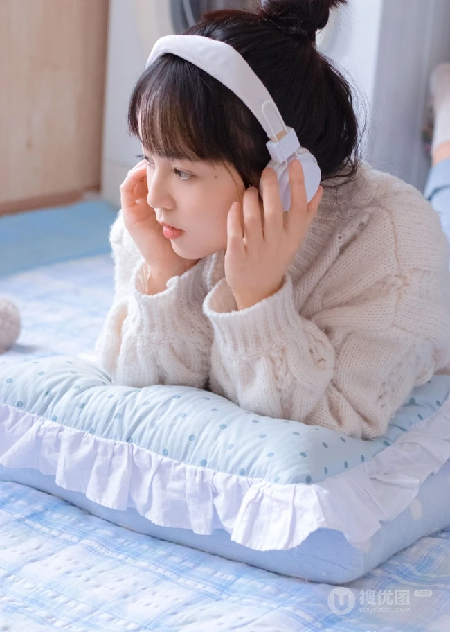 酷似陈瑶的可爱元气少女毛衣搭牛仔裤室内高清写真图片