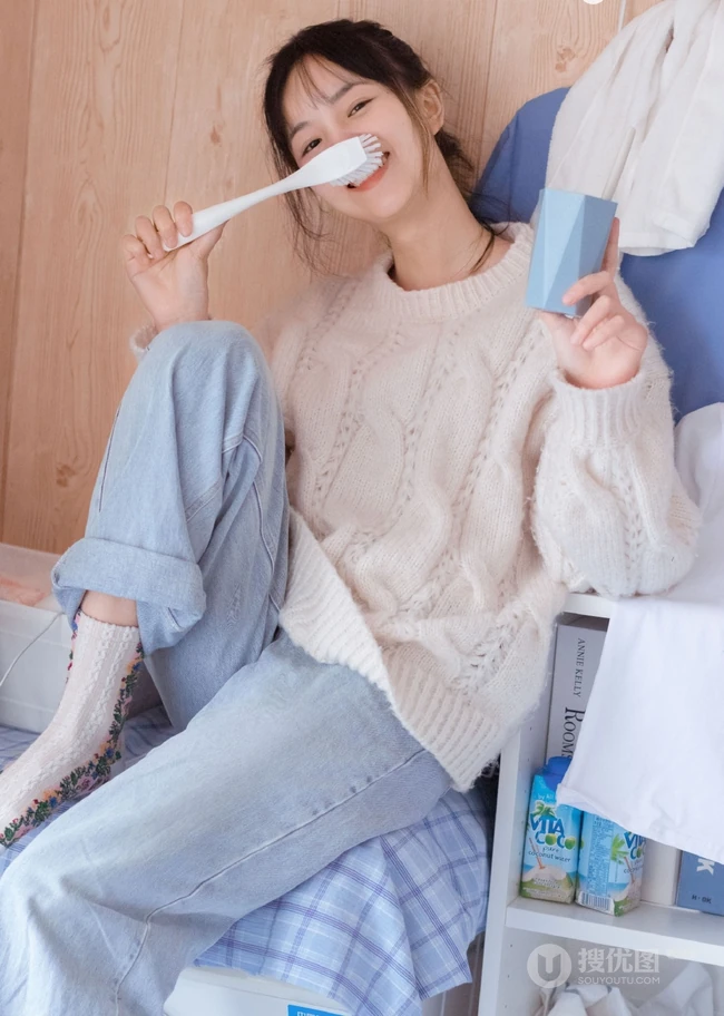 酷似陈瑶的可爱元气少女毛衣搭牛仔裤室内高清写真图片