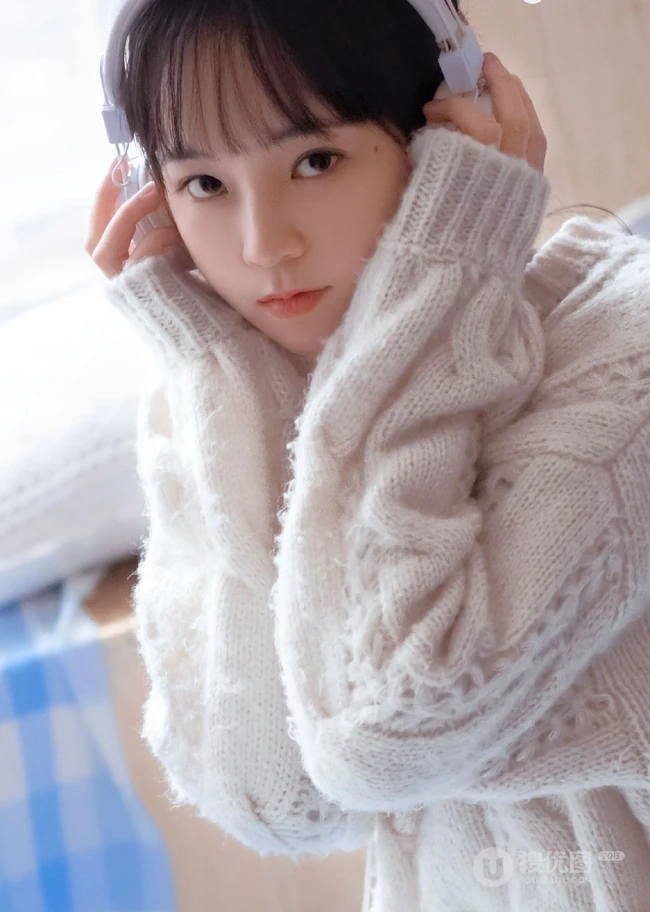 酷似陈瑶的可爱元气少女毛衣搭牛仔裤室内高清写真图片