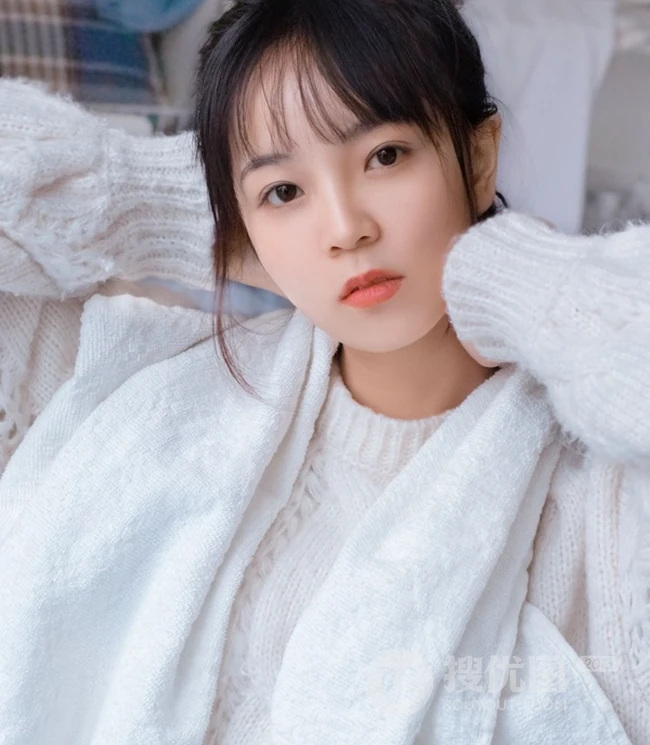 酷似陈瑶的可爱元气少女毛衣搭牛仔裤室内高清写真图片