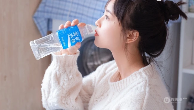 酷似陈瑶的可爱元气少女毛衣搭牛仔裤室内高清写真图片