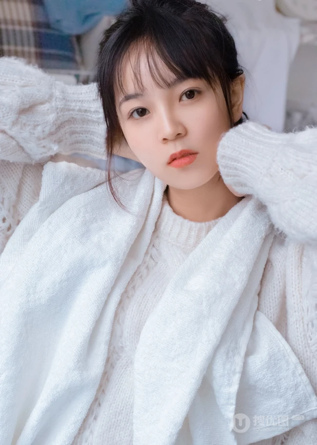 酷似陈瑶的可爱元气少女毛衣搭牛仔裤室内高清写真图片