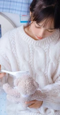 酷似陈瑶的可爱元气少女毛衣搭牛仔裤室内高清写真图片