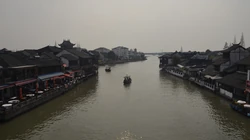 城市高楼大厦的纯色黑白调色风格壁纸图片