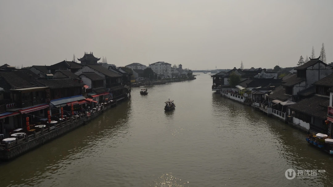 城市高楼大厦的纯色黑白调色风格壁纸图片