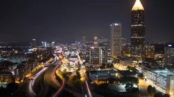 璀璨的城市夜景灯光，直升机上看城市的唯美壁纸图片