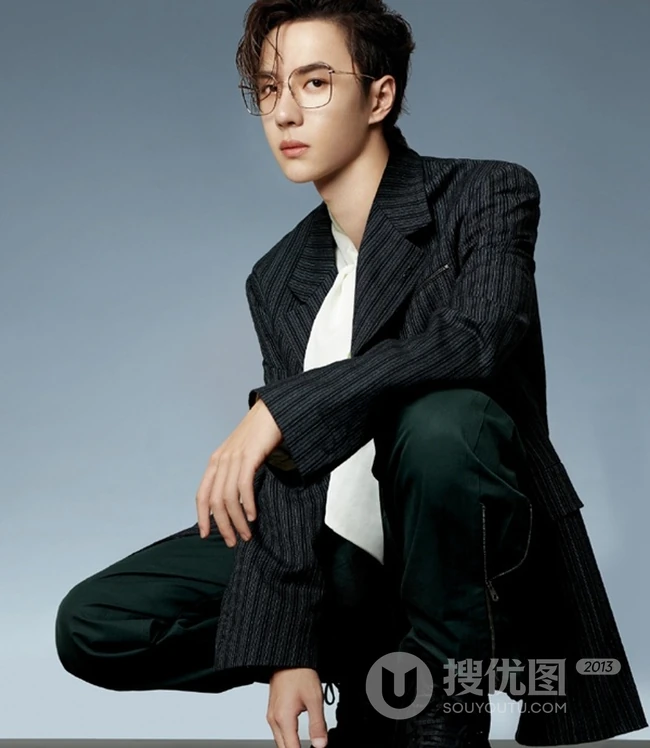 王一博西装系列写真图片，卷发发型时尚抢镜