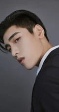 王子异复古绅士小细纹黑色西装写真，尽显优雅沉稳气质