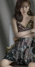 李一桐气质礼裙露背印花民族风连衣裙写真图片