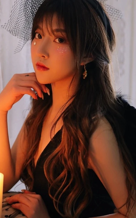 黑色翅膀的天使恶魔吗？彩妆女生暗黑风格纱裙写真图片