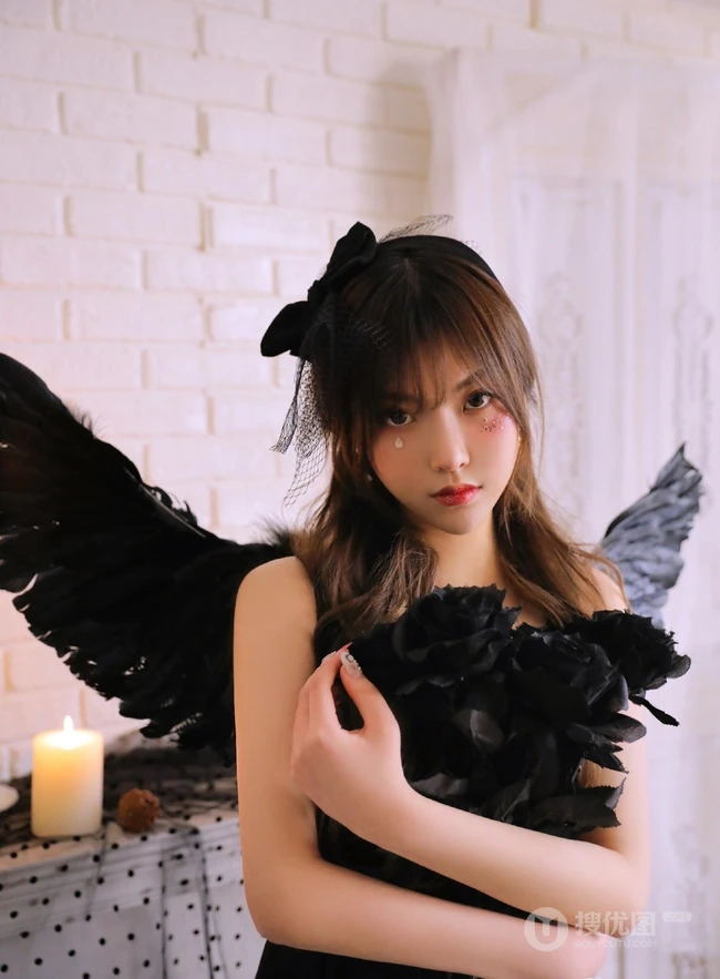 黑色翅膀的天使恶魔吗？彩妆女生暗黑风格纱裙写真图片