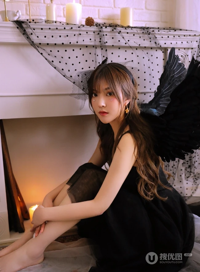 黑色翅膀的天使恶魔吗？彩妆女生暗黑风格纱裙写真图片
