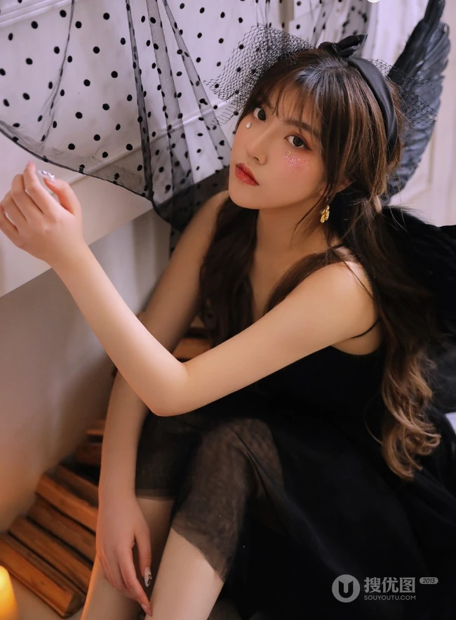 黑色翅膀的天使恶魔吗？彩妆女生暗黑风格纱裙写真图片
