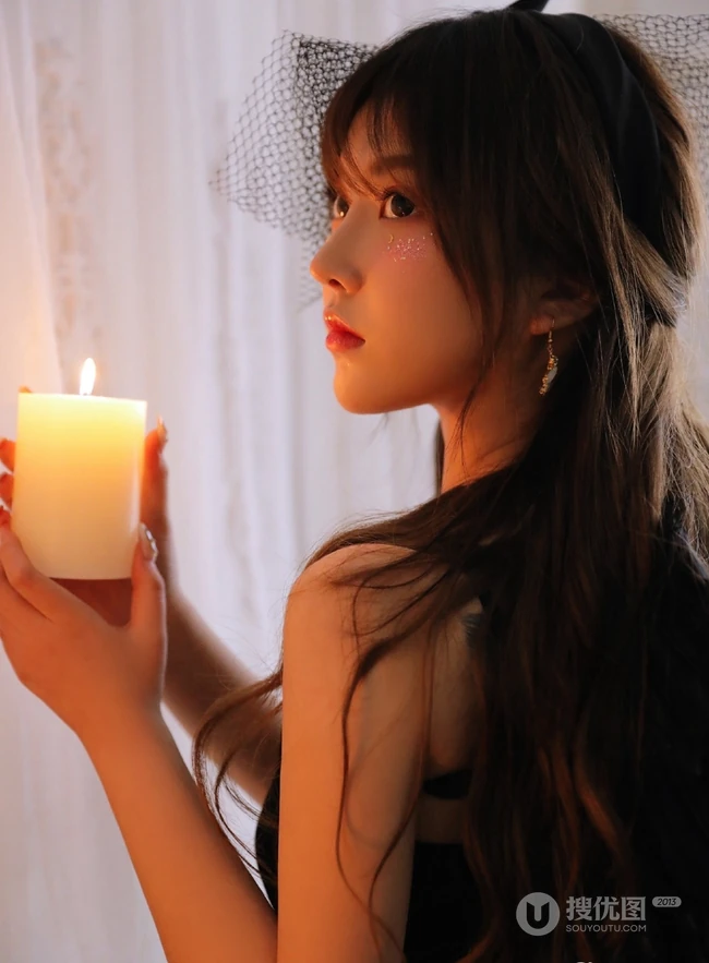 黑色翅膀的天使恶魔吗？彩妆女生暗黑风格纱裙写真图片