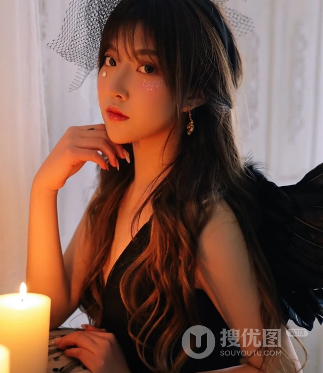 黑色翅膀的天使恶魔吗？彩妆女生暗黑风格纱裙写真图片