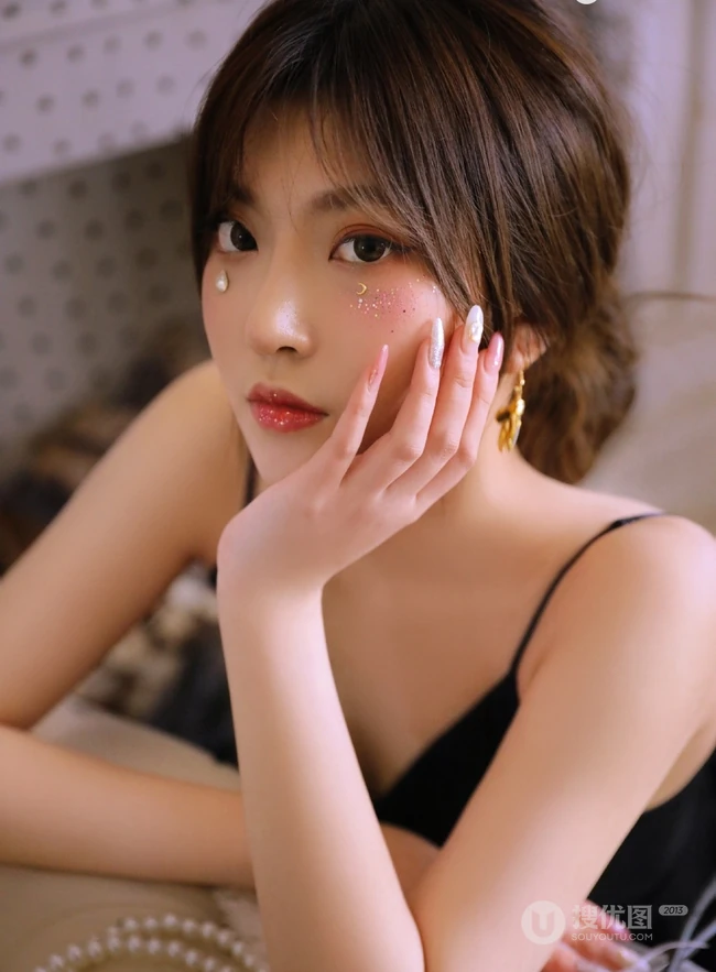 黑色翅膀的天使恶魔吗？彩妆女生暗黑风格纱裙写真图片