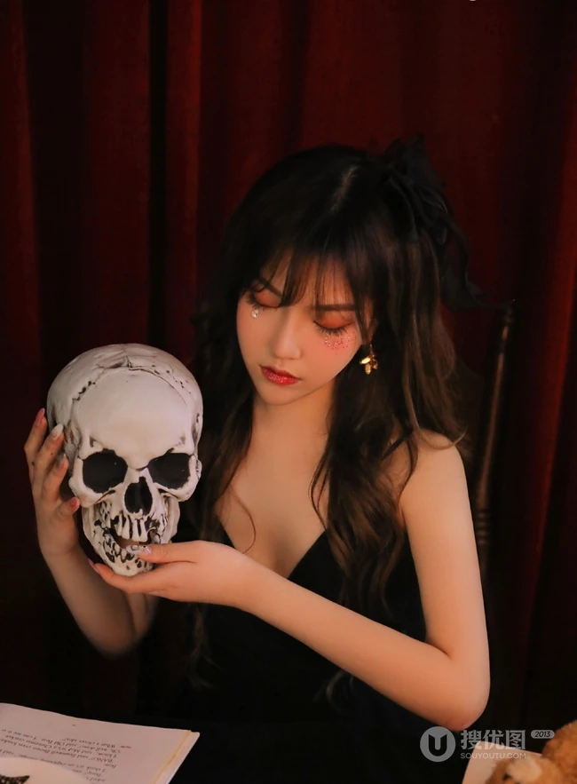 黑色翅膀的天使恶魔吗？彩妆女生暗黑风格纱裙写真图片