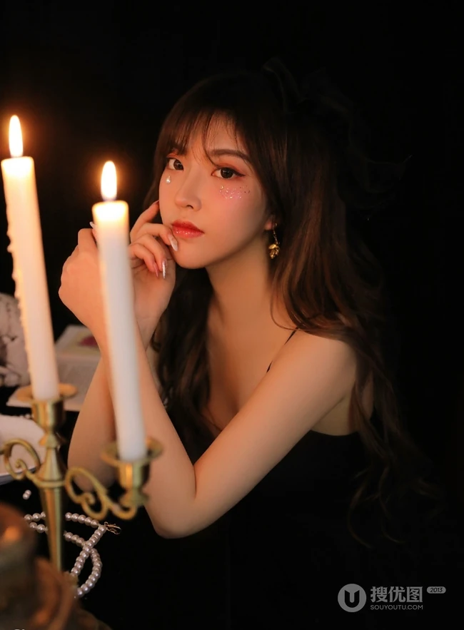 黑色翅膀的天使恶魔吗？彩妆女生暗黑风格纱裙写真图片