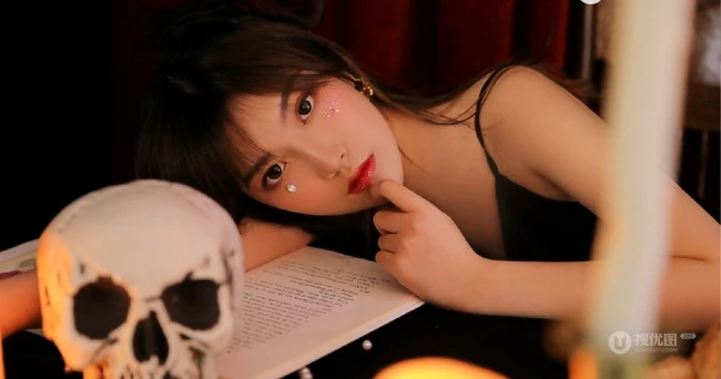黑色翅膀的天使恶魔吗？彩妆女生暗黑风格纱裙写真图片