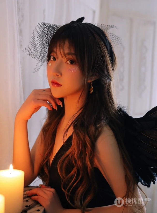 黑色翅膀的天使恶魔吗？彩妆女生暗黑风格纱裙写真图片