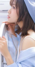 可爱俏皮文艺女孩蓝色毛衣贝雷帽快乐清新室内写真图片