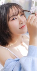 可爱俏皮文艺女孩蓝色毛衣贝雷帽快乐清新室内写真图片