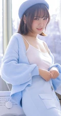 可爱俏皮文艺女孩蓝色毛衣贝雷帽快乐清新室内写真图片