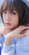可爱俏皮文艺女孩蓝色毛衣贝雷帽快乐清新室内写真图片