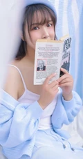 可爱俏皮文艺女孩蓝色毛衣贝雷帽快乐清新室内写真图片