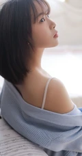 可爱俏皮文艺女孩蓝色毛衣贝雷帽快乐清新室内写真图片