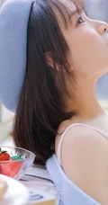 可爱俏皮文艺女孩蓝色毛衣贝雷帽快乐清新室内写真图片