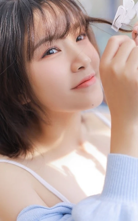 可爱俏皮文艺女孩蓝色毛衣贝雷帽快乐清新室内写真图片