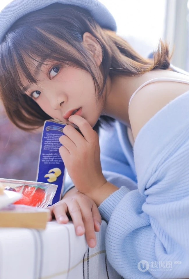 可爱俏皮文艺女孩蓝色毛衣贝雷帽快乐清新室内写真图片