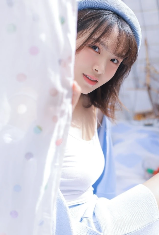 可爱俏皮文艺女孩蓝色毛衣贝雷帽快乐清新室内写真图片