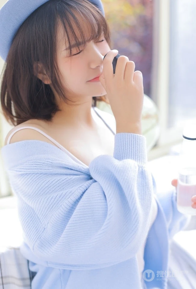 可爱俏皮文艺女孩蓝色毛衣贝雷帽快乐清新室内写真图片