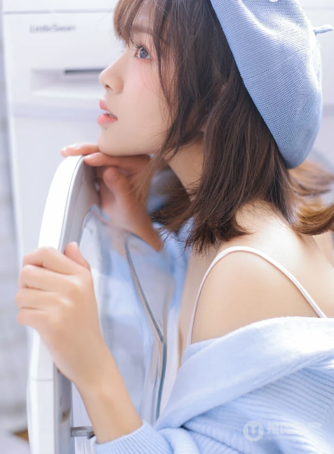 可爱俏皮文艺女孩蓝色毛衣贝雷帽快乐清新室内写真图片